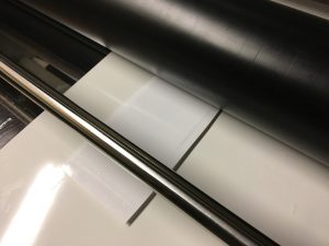 アクリルに印刷シートを貼る