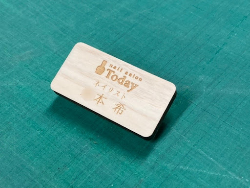 ネイルサロンで使用されている木製名札
