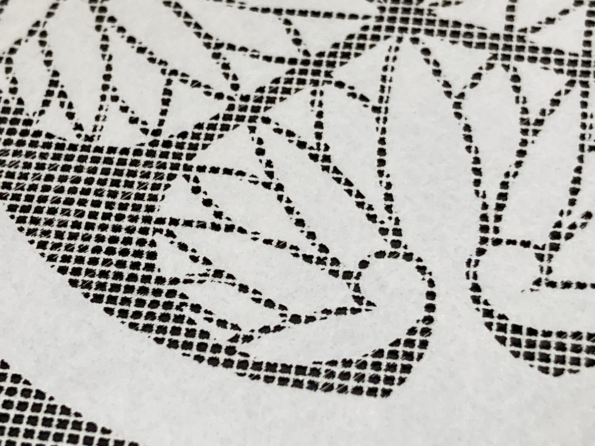 和紙にレーザー彫刻した家紋のアップ