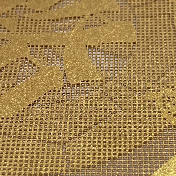 レーザー加工で製作金色の姫路城の御城印のアップ
