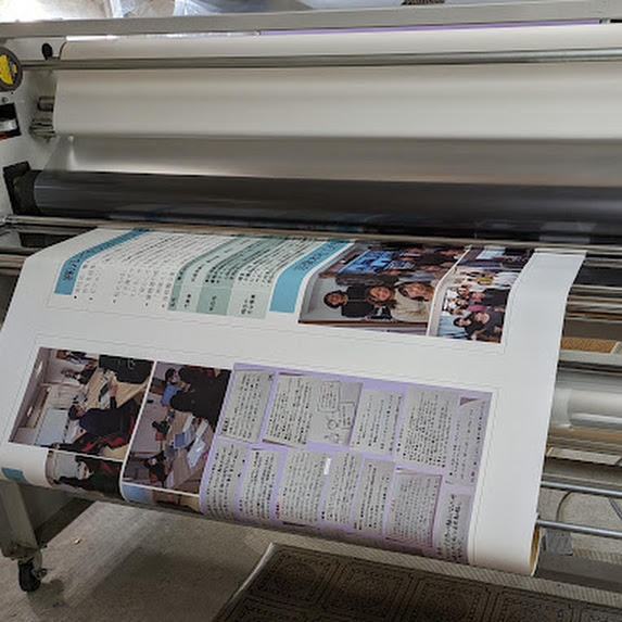 印刷した会社紹介のユポ紙ポスターをUVカットマットラミネート加工
