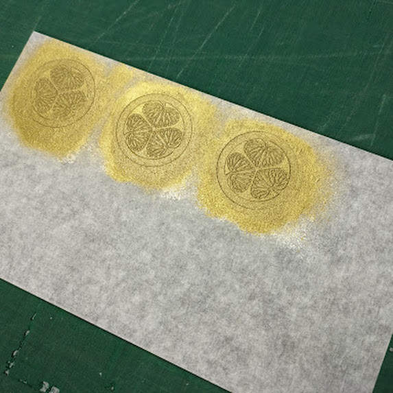 レーザー加工した三つ葉葵を金色に色付け