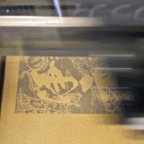 淨元寺の金色の切り絵御朱印を製作するためにレーザー加工
