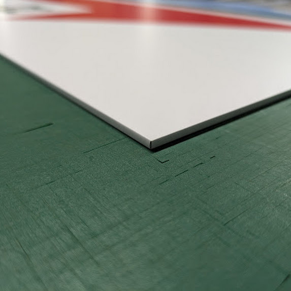印刷シートを裏面まで巻き込んでいるアルミ複合板看板