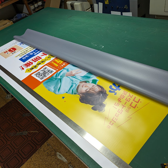 生地をカットする。木枠に巻き込んで張り付けるので大きめにカットしています