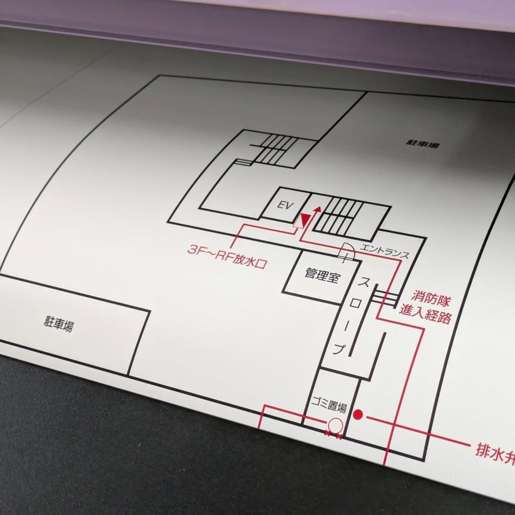 連結送水管配置図のアルミ複合板看板を製作するためにインクジェットで印刷