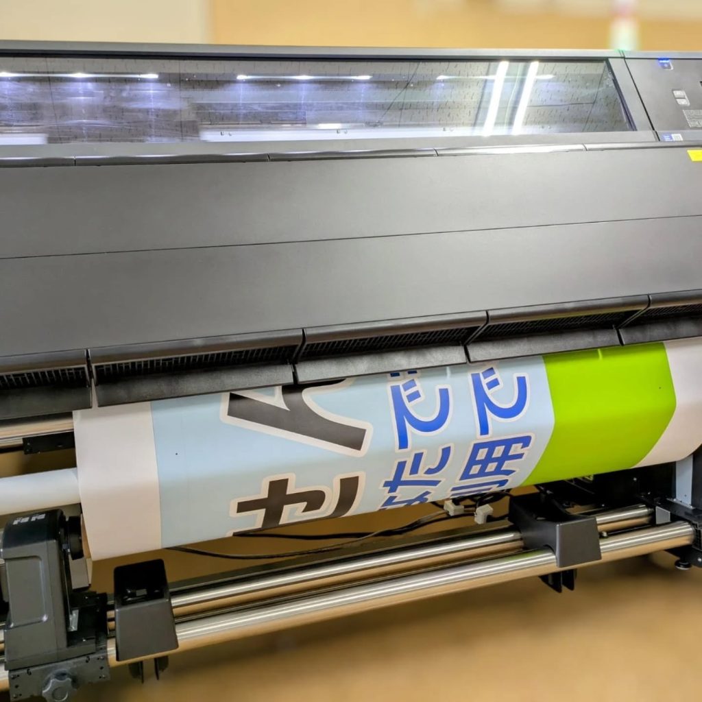 健康イベントのターポリン幕を製作するためにインクジェットで印刷