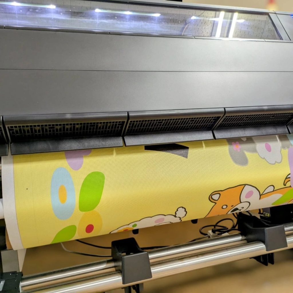 ドッグイベントのメッシュターポリン幕を製作するためにインクジェットで印刷