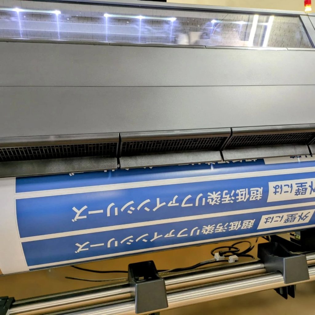 ダンプラ看板を製作するために糊付き塩ビシートに印刷