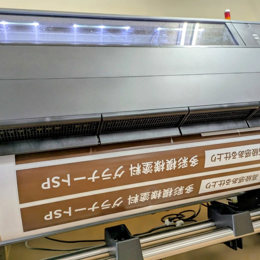 ダンプラ看板を製作するためにインクジェットで糊付き塩ビシートを印刷