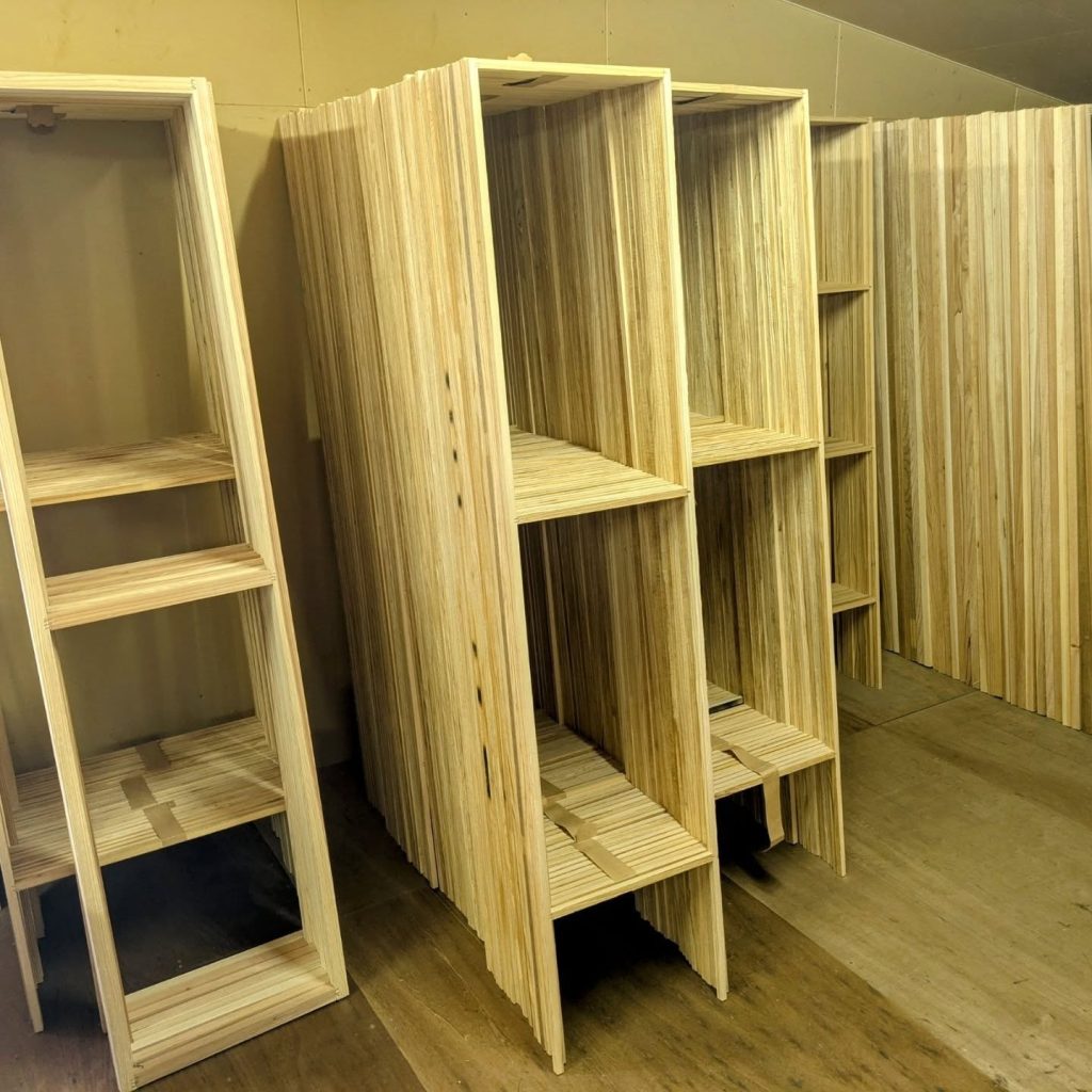 捨て看板で使用する杉材の木枠