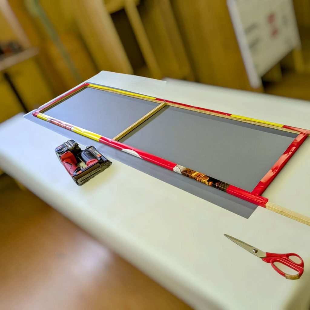 木枠に印刷した軽量ターポリンを取り付けて捨て看板を製作