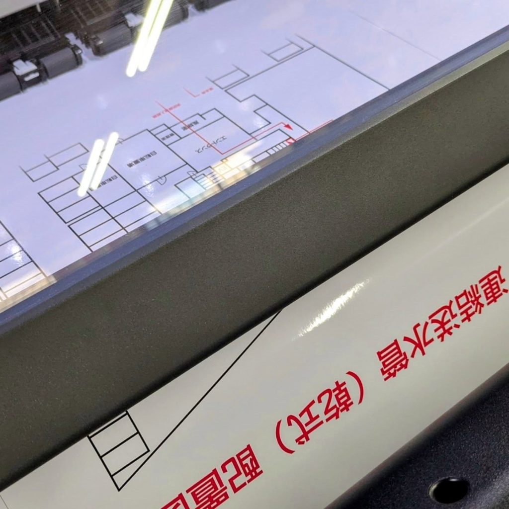 アルミ複合板看板を製作するために糊付き塩ビシートをインクジェットで印刷