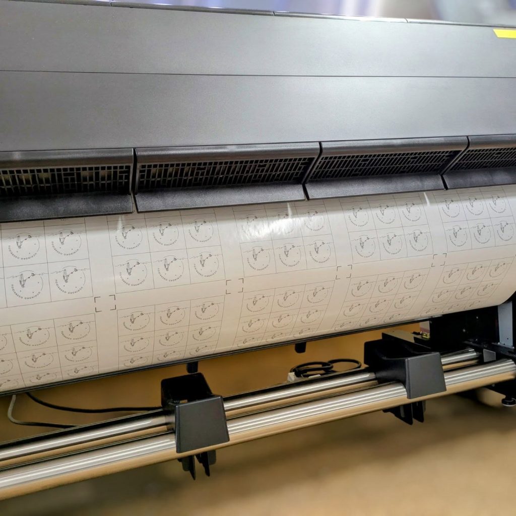 糊付き塩ビシートを印刷してステッカーを製作