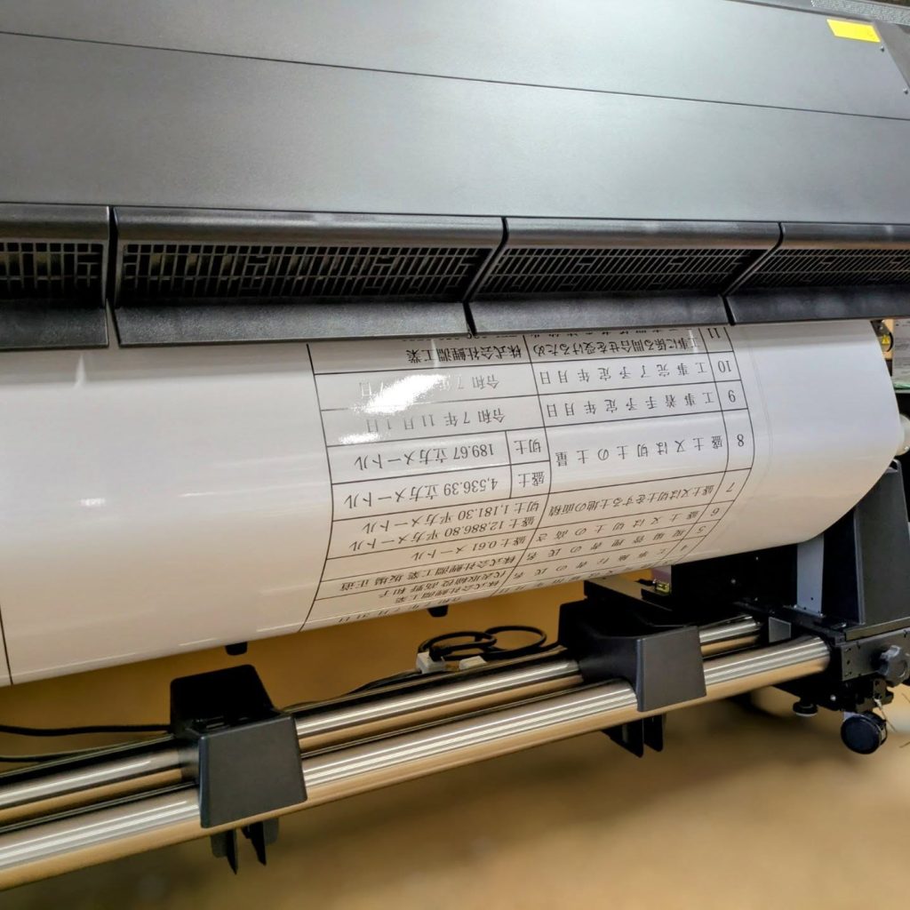 ダンプラ看板を製作するためにインクジェットで糊付き塩ビシートを印刷