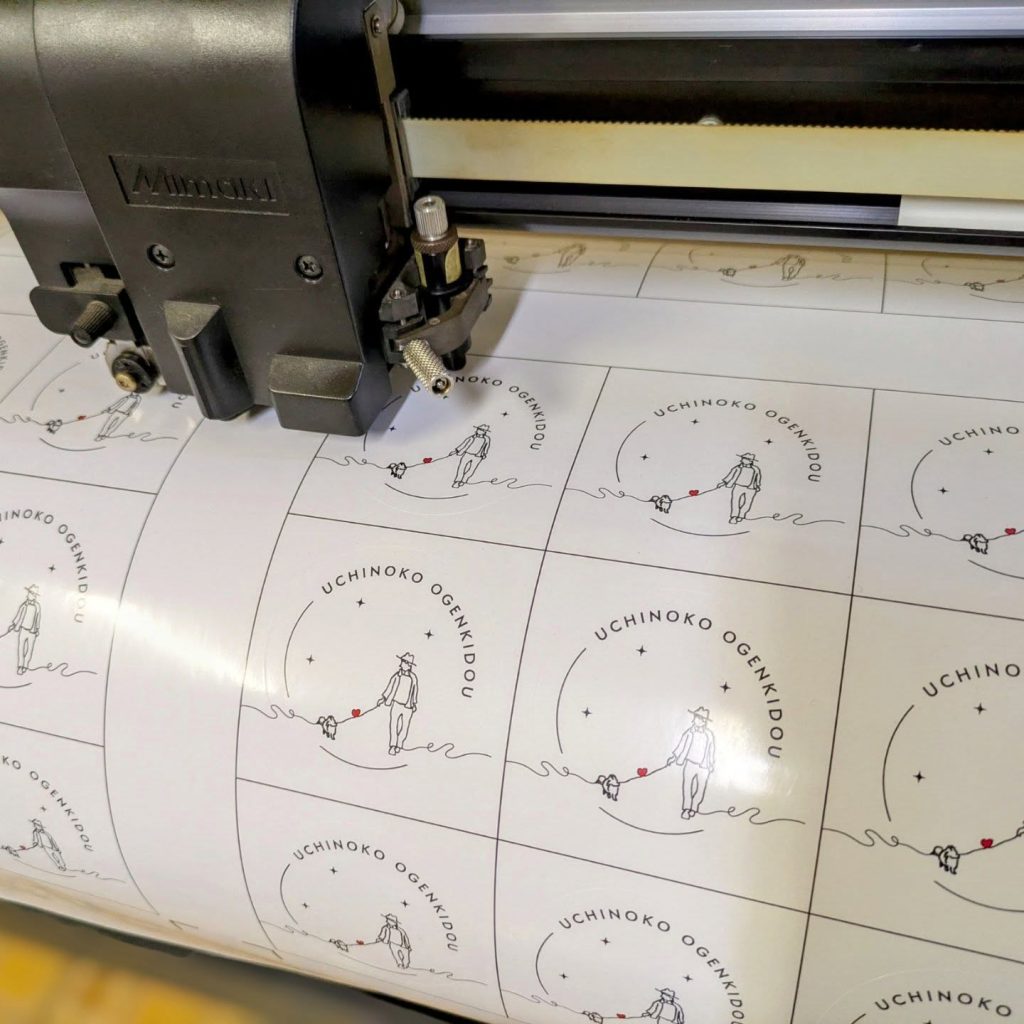 輪郭をカットしてステッカー製作