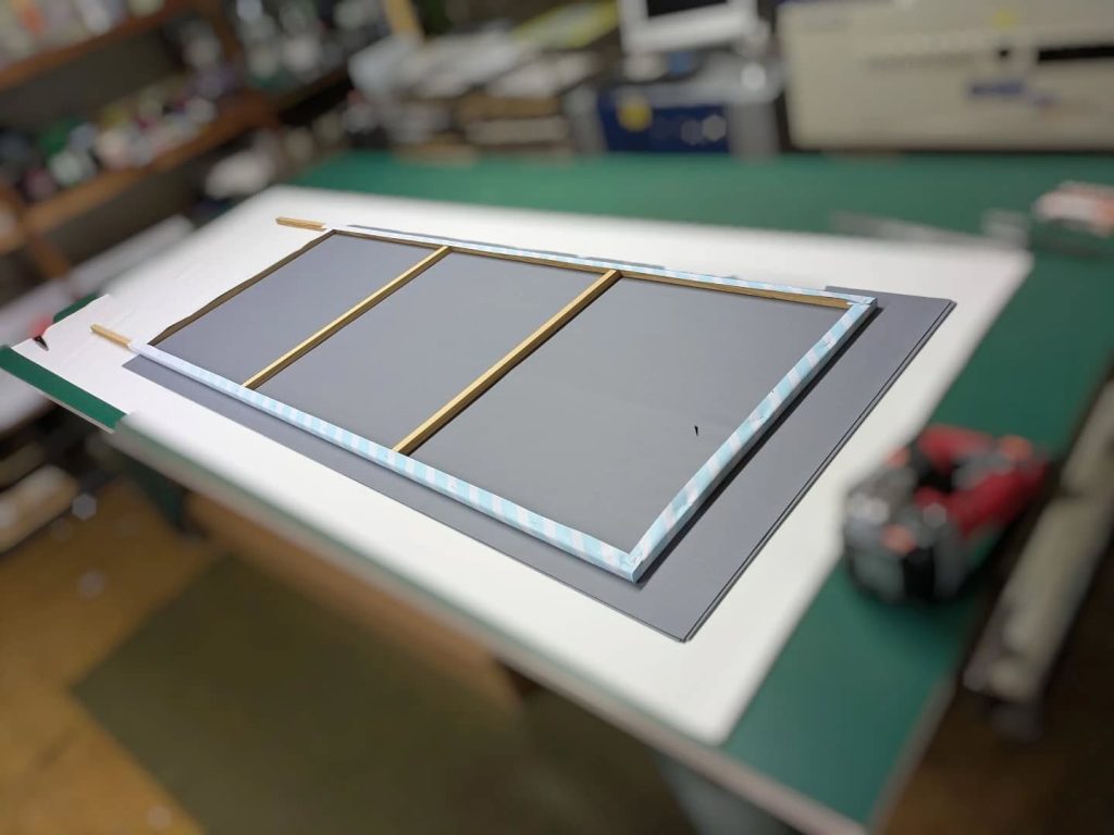木枠に印刷した軽量ターポリンを取り付けて捨て看板を製作