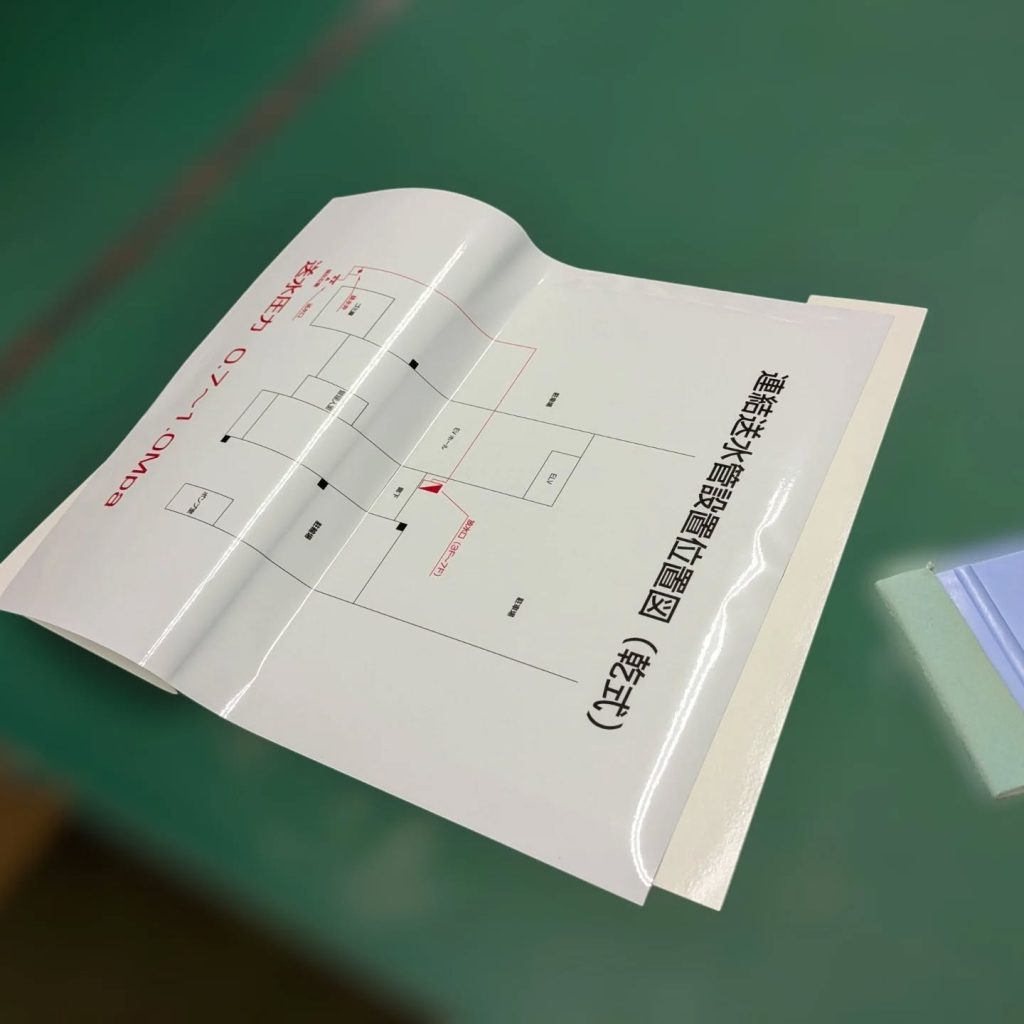 アルミ複合板に連結送水管配置図を印刷したシートを貼る