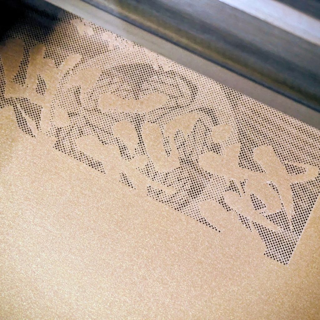 金色の紙をレーザー加工して御城印を製作