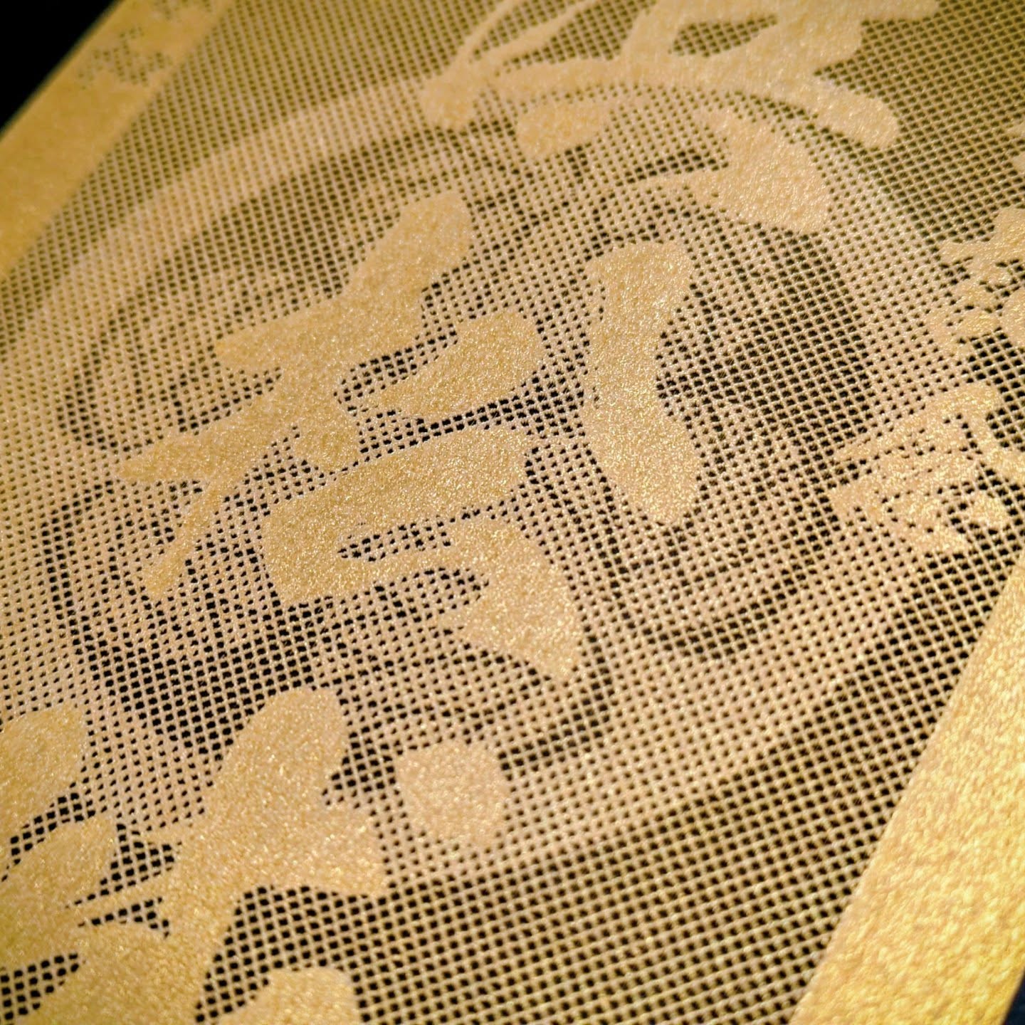 レーザー加工で表現された三つ葉葵の家紋