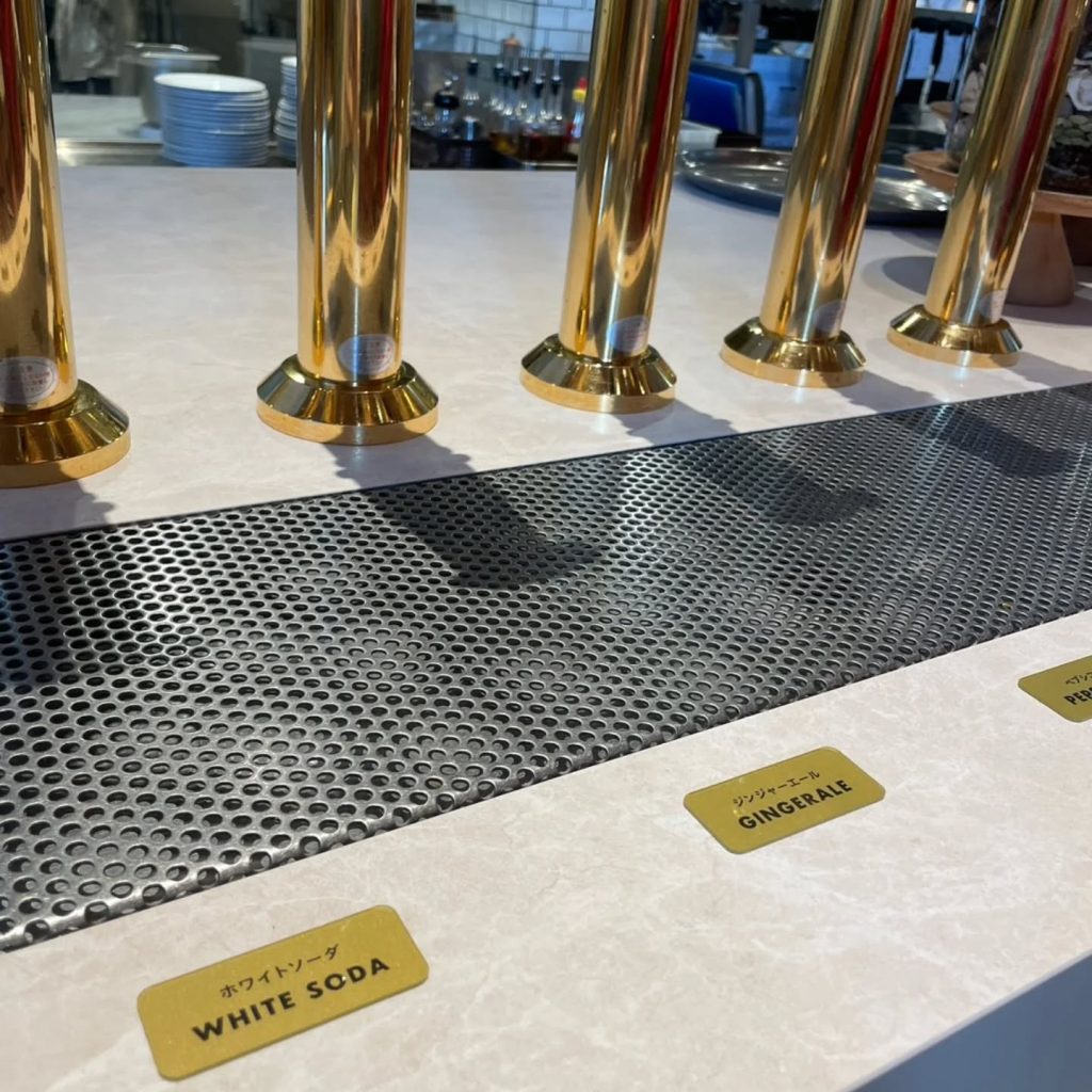 ドリンクバーの透明アクリルプレートの施工写真