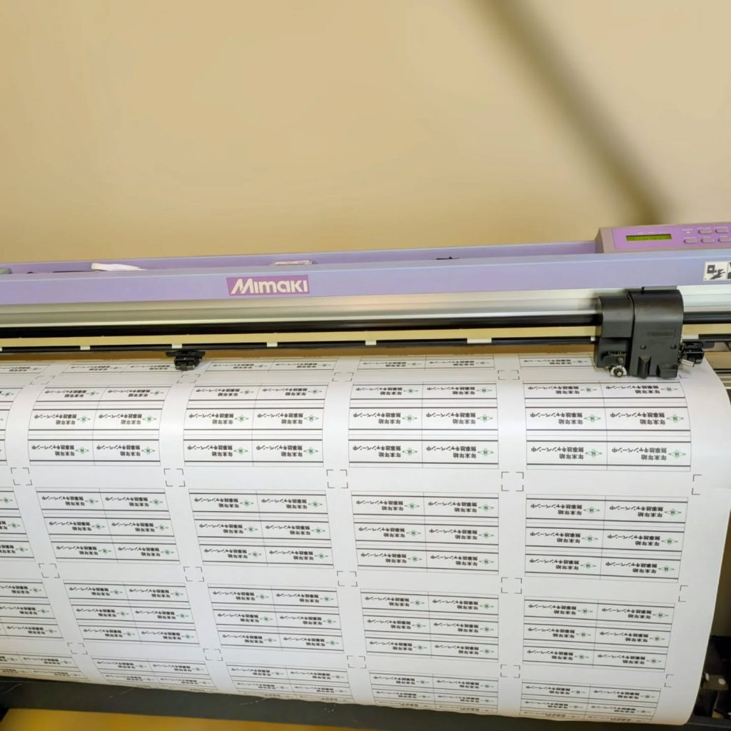 カッティングマシンで角丸仕上げ