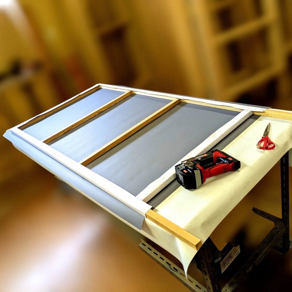 遮光ターポリンと木枠を組み立て幅広捨て看板を製作