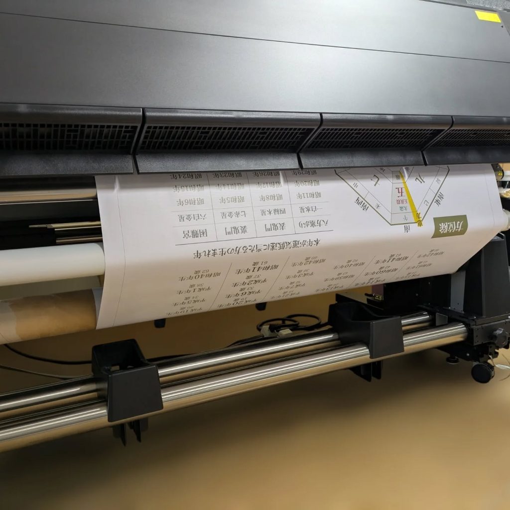 捨て看板を製作するために軽量ターポリンにインクジェットで印刷