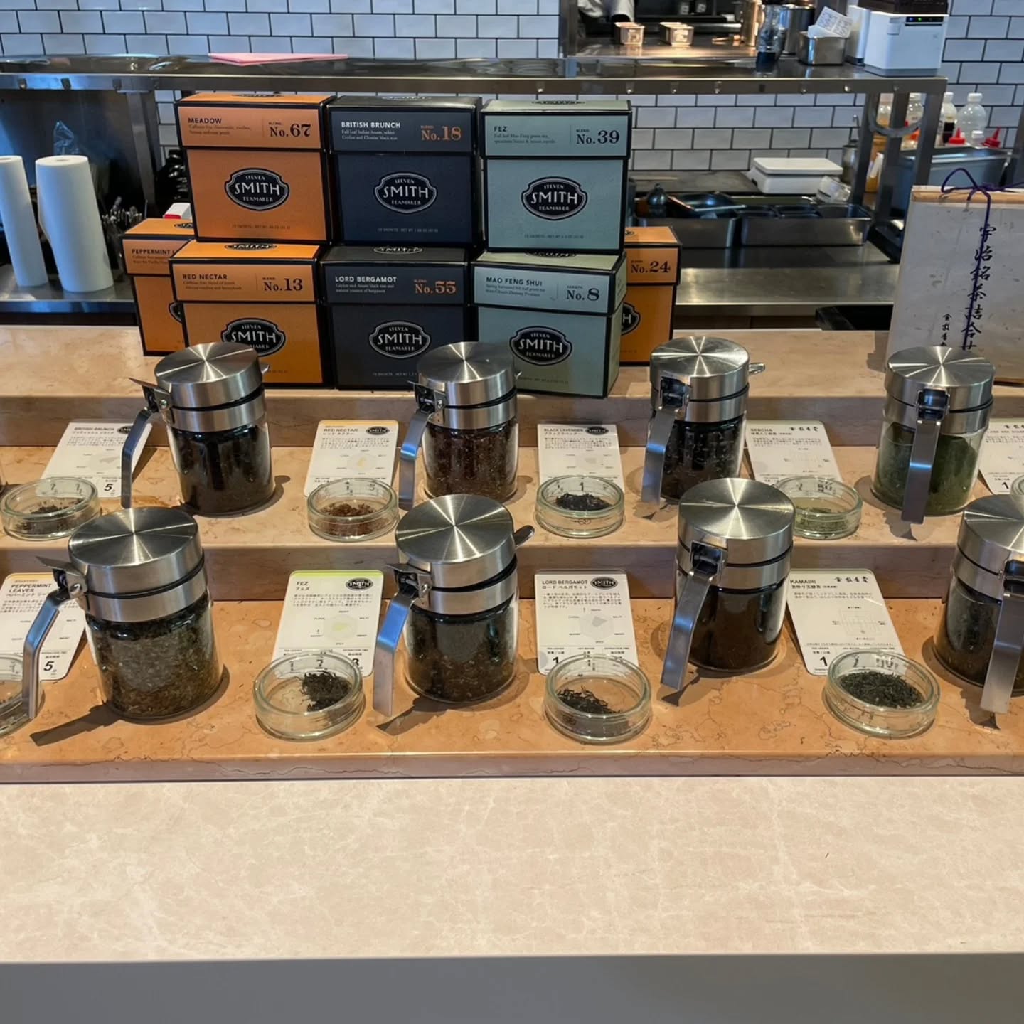 透明アクリルで製作した紅茶のテイスティングプレートの施工写真