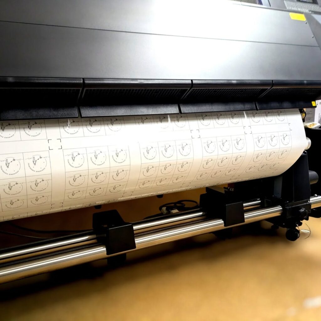 シールを製作するために糊付き塩ビシートに印刷