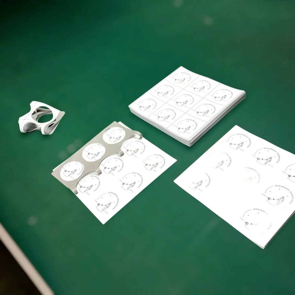 シールのカス取りを行い仕上げる