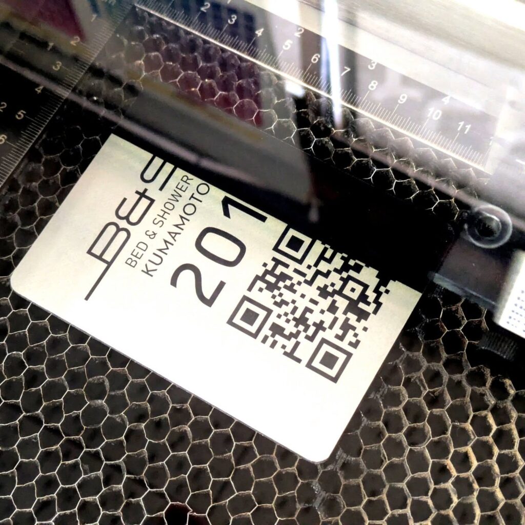 黒色アルミ複合板の塗装をレーザー彫刻で剥がす