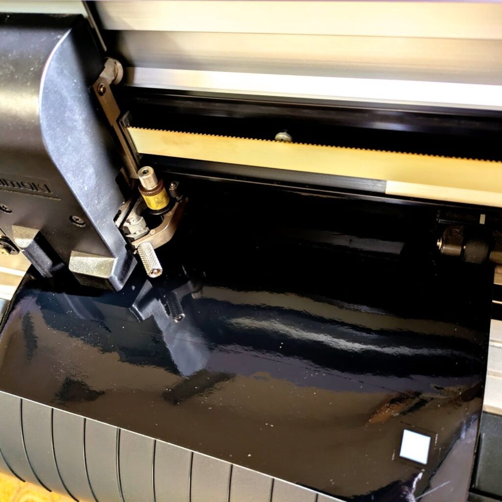 カッティングシートをカッティングマシンで文字をカット